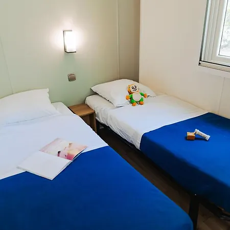 Camping Mobil Avec Terrasse - 3 Chambres, Cuisine Equipee - Api-1-52-1179 Saint-Jean-de-Monts