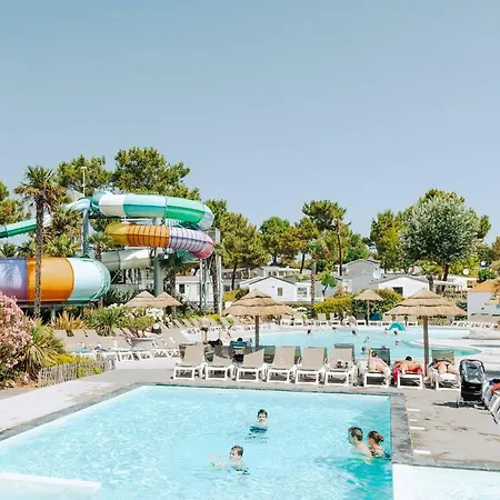 Camping Mobil Avec Terrasse - 3 Chambres, Cuisine Equipee - Api-1-52-1179 Saint-Jean-de-Monts