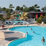 Mobil Avec Terrasse - 3 Chambres, Cuisine Equipee - Api-1-52-1179 Campsite Saint-Jean-de-Monts